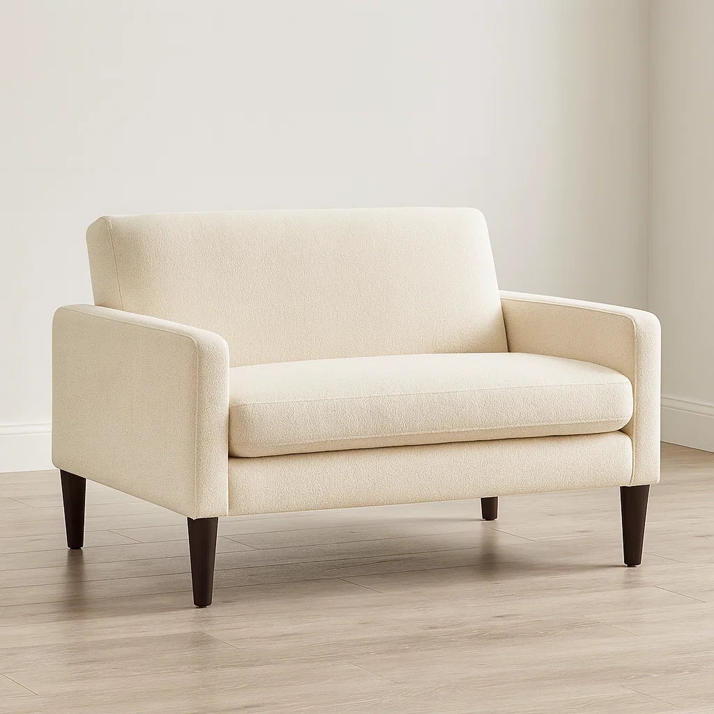 Divano due posti in tessuto crema con gambe in legno