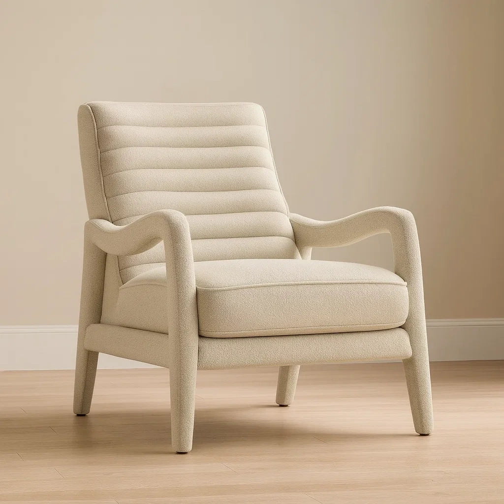 Poltrona in legno e tessuto bouclé beige